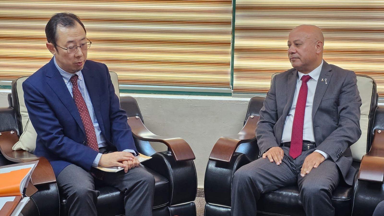 أحمد أبو هولي خلال لقائه المدير العام لدائرة الشرق الأوسط وأوروبا في الوكالة اليابانية للتعاون الدولي (جايكا) 